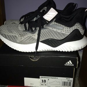 Women’s Alphabounce Size 10